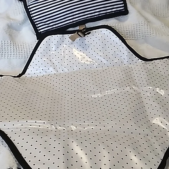 Skip HOP Baby changing pad with diaper and wipes holder. Has clip to attach to - Picture 6 of 9